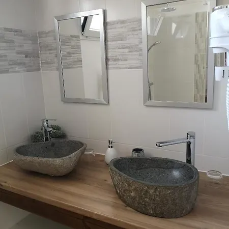 Les Du Houron מולייטס-אה-מא